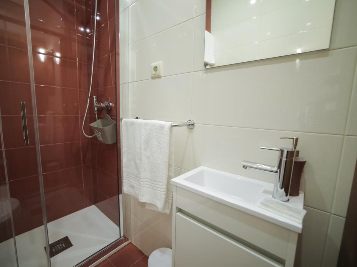 Oporto Guest Isac Garden W/ Parking Apartment บีลาโนวาเดกายา ภายนอก รูปภาพ